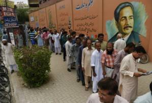 Pakistan votes after bitter campaign marred by violence.jpg