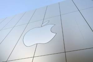 Apple reaches new landmark with $1 trillion valuation.jpg