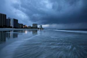 'Once in a lifetime' hurricane weakens, begins lashing eastern US.jpg