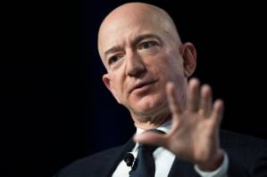 Bezos accuses Enquirer of 'blackmail' over intimate photos.jpg