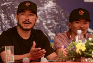 Everest logjam fails to thwart climber's record 14-peak bid.jpg