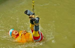 Indian Houdini drowns after 'magic' act goes wrong.jpg