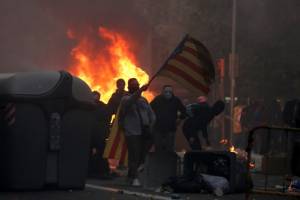 Violence escalates in Barcelona after 500,000 separatists rally.jpg