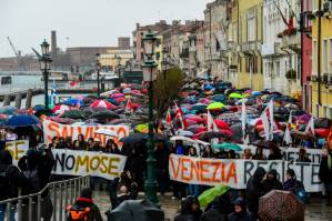 Venetians protest over flooding, cruise ships.jpg