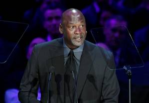 Tearful Michael Jordan commemorates.jpg