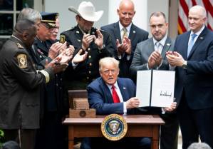 Trump signs order pushing to reduce US police violence.jpg