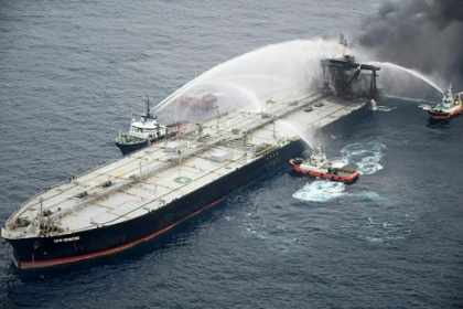 Kilometre-long slick left by burning oil tanker off Sri Lanka.jpg