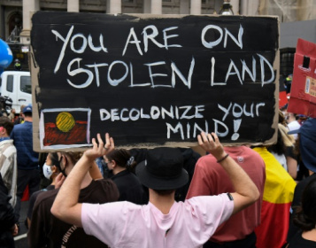 Thousands of Australians defy virus rules to mark.jpg