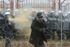 Poles fire tear gas, water cannon at migrants on Belarus border