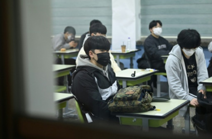 Hush in South Korea as students sit gruelling exam.jpg