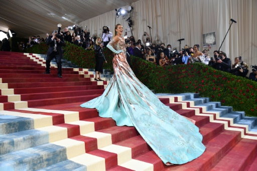 Stars sparkle at Met Gala in New York