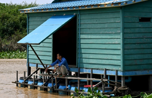 'Floating toilets' help Cambodia's lake-dwelling poor