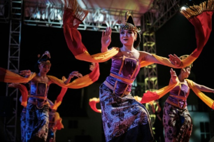 Indonesian dancers keep the beat for ancient drag tradition.jpg