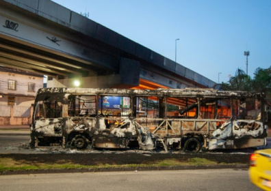 Outlaw militias torch 35 buses in Rio after crime boss is killed.jpg