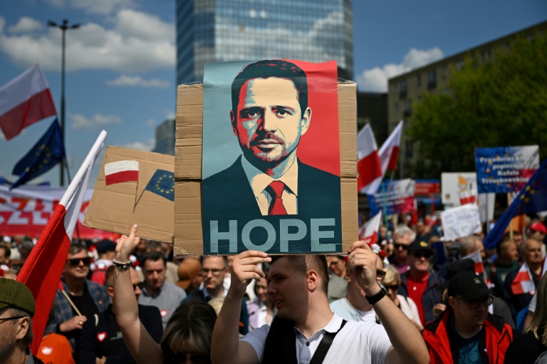 Poland to vote in razor-tight presidential election