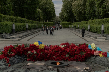 People walk past the Tomb of the Unknown Soldier at the World War II memorial on the Day of Remembrance and Victory over Nazism in Kyiv - Roman PILIPEY (AFP)