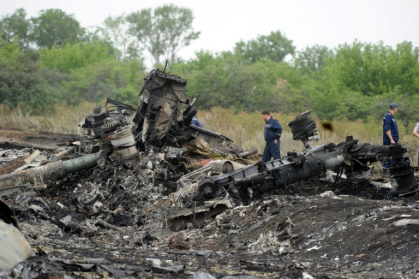Rescuers stand on July 18, 2014 on the site of the crash of a Malaysian airliner carrying 298 people from Amsterdam to Kuala Lumpur, near the town of Shaktarsk, in rebel-held eastern Ukraine - DOMINIQUE FAGET (AFP)