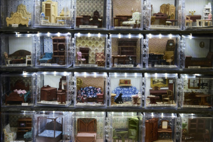 At the London Dollshouse Showcase, craftspeople display tiny versions of all kinds of furnishings - BENJAMIN CREMEL (AFP)