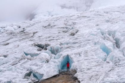 A tourist explores the Ritacuba Blanco glacier at the Natural National Park Nevado El Cocuy in Boyaca Department, Colombia, on April 19, 2024 - Luis ACOSTA (AFP)