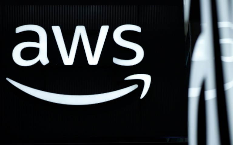 US tech titan earnings rise on AI as economy roils