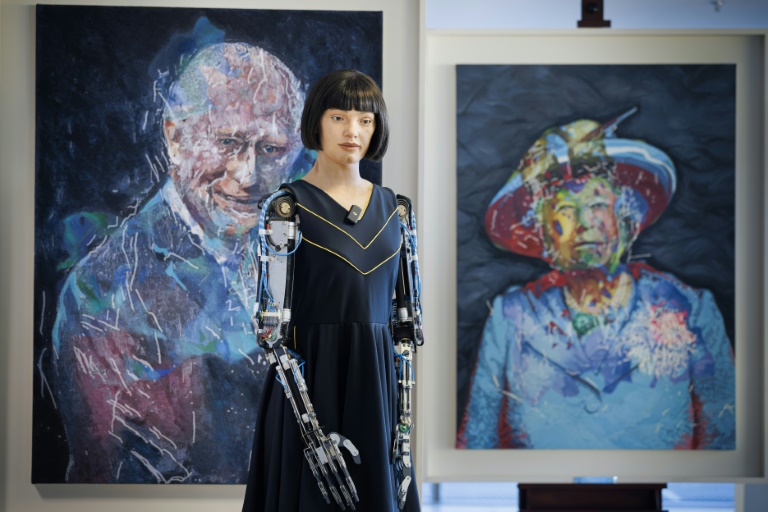 Humanoid robot says not aiming to 'replace human artists'