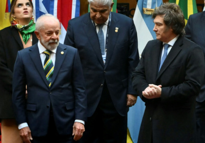 Brazil's President Luiz Inacio Lula da Silva and Argentina's President Javier Milei pose for a photo at a Mercosur summit in Buenos Aires - Luis ROBAYO (AFP)