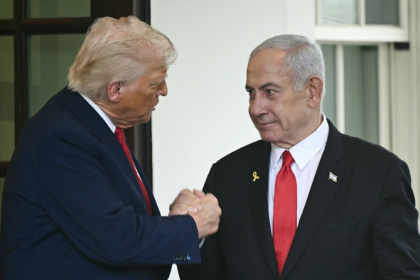 US President Donald Trump (L) is pushing Israeli Prime Minister Benjamin Netanyahu (R) for a Gaza truce - Brendan SMIALOWSKI (AFP)