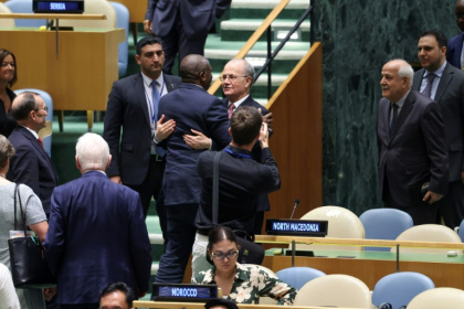 British Foreign Secretary David Lammy embraces Palestinian Prime Minister Mohammad Mustafa - CHARLY TRIBALLEAU (AFP)