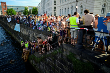 Berliners line up to take a dip in the Spree during a demonstration against the ban on swimming in the river - John MACDOUGALL (AFP)
