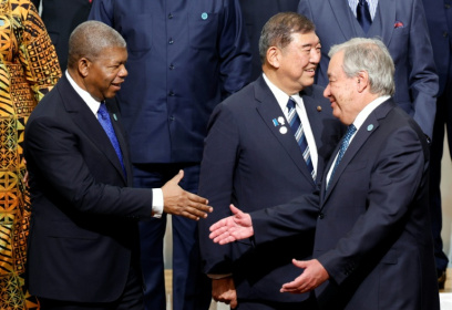 Angolan President Joao Lourenco (L) greets UN Secretary-General Antonio Guterres (R) during the 9th Tokyo International Conference on African Development in Japan - Franck ROBICHON (AFP)