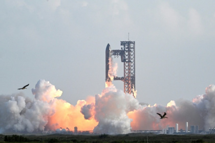 SpaceX's Starship rocket lifts off from Starbase, Texas, as seen from South Padre Island on August 26, 2025, for its tenth test flight - RONALDO SCHEMIDT (AFP)