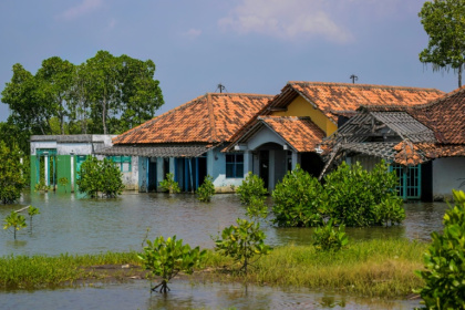 Climate experts warn a plan to build a 700-kilometre seawall along Java's coast could make matters worse by pushing erosion elsewhere and disrupting ecosystems - BAY ISMOYO (AFP)