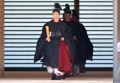 Japanese Prince Hisahito wearing an ancient ceremonial costume, leaves for a ceremony by a carriage at the Imperial Palace in Tokyo - YOSHIKAZU TSUNO (AFP)