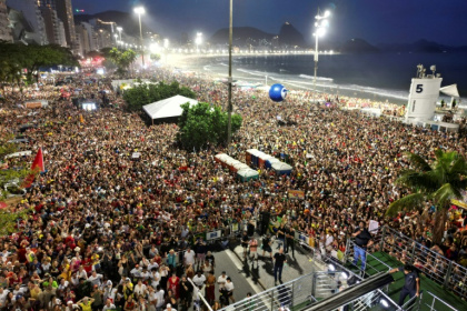 Tens of thousands sing along at a 'musical protest' on Copacabana Beach against a series of controversial laws passed in Congress - Pablo PORCIUNCULA (AFP)