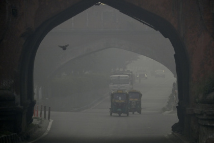 Commuters drive amid heavy smog in New Delhi on October 21, 2025, as haze engulfed the city skyline after Diwali celebrations - Arun SANKAR (AFP)