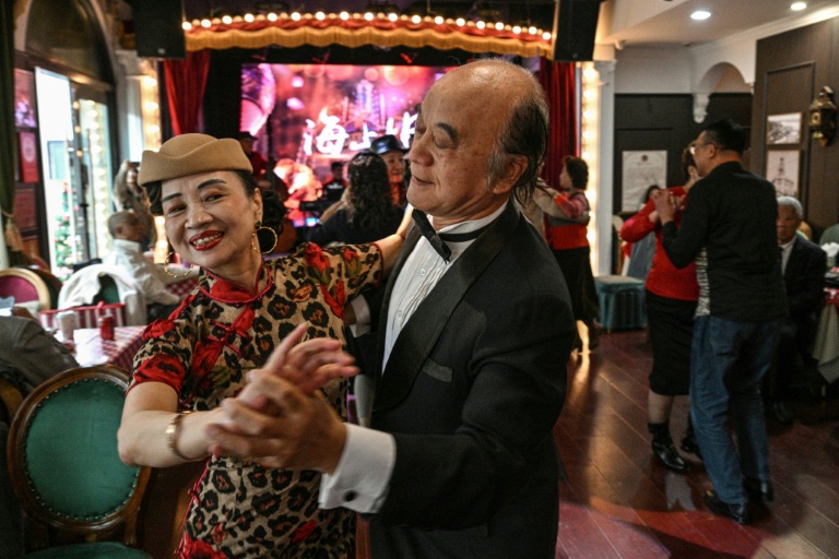 Shanghai's elderly waltz back to the past at lunchtime dance halls