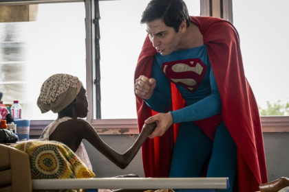 Leonardo Muylaert, known as the Brazilian Superman, greets a patient - CLAUDIA LACAVE (AFP)