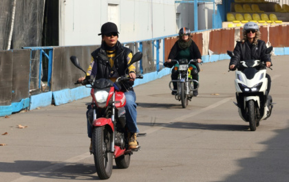 Instructor Maryam Ghelich (L) gives women students a lesson in riding motorbikes at a training centre in northern Tehran - ATTA KENARE (AFP)