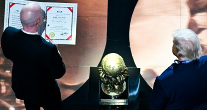 FIFA President Gianni Infantino presents the newly-created FIFA Peace Prize to US President Donald Trump at the World Cup draw - Pedro UGARTE (AFP)