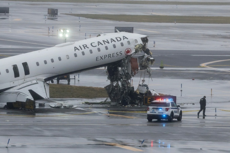 Runway collision kills two pilots at New York airport