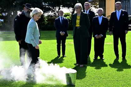 European Commission President Ursula von der Leyen (2nd L) participates in a traditional Aboriginal smoking ceremony along with Australia’s Governor-General Sam Mostyn (C) during a visit at Admiralty House in Sydney on March 23, 2026. - Saeed KHAN (AFP)