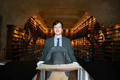 The director of Musee Conde, Mathieu Deldicque, poses with a hat believed to have belonged to Napoleon Bonaparte - Elise HOUBEN (AFP)