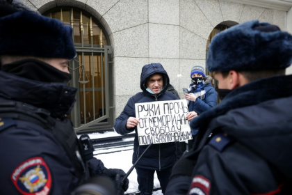 One protester stood outside the supreme court with a placard reading 'Hands off Memorial. Freedom to politial prisoners' - Dimitar DILKOFF (AFP)