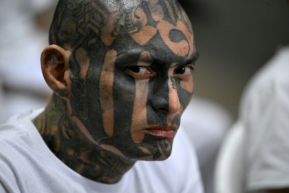 Un miembro de la Mara Salvatrucha (MS-13) en un juicio por videoconferencia en el Centro de Confinamiento del Terrorismo (CECOT) de Tecoluca, El Salvador, el 23 de abril de 2026 - MARVIN RECINOS (AFP)