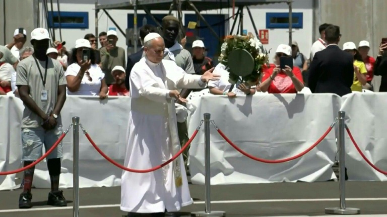 Pope ends Spain visit with migrant meetings