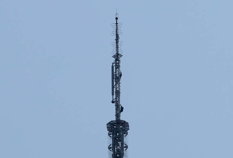 Pair climb to top of Empire State Building for apparent proposal