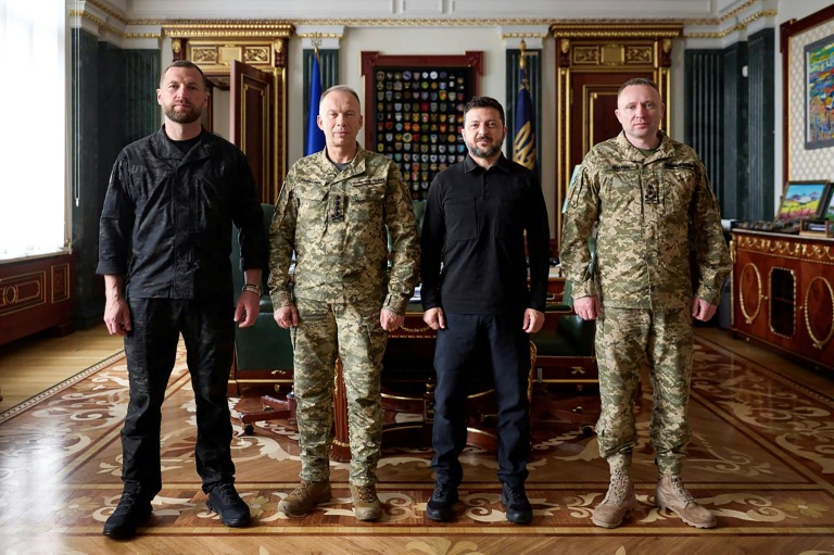 Ukrainian soldiers and civilians welcome new army commander