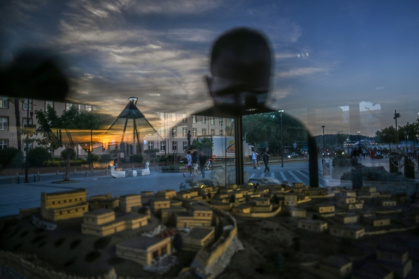 A tourist looks at a model of the ancient city of Troy in Çanakkale - Ozan KOSE (AFP)