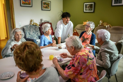 A caregiver speaking with elderly residents at a nursing home in Cheseaux-sur-Lausanne. Swiss healthcare facilities are heavily reliant on foreign workers amid chronic staff shortages - Fabrice COFFRINI (AFP)