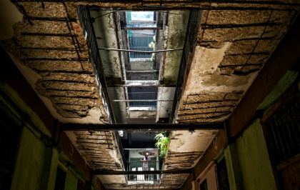 Official figures show that about 37 percent of 3.9 residential buildings in Cuba were considered to be in an undesirable state by the end of 2020 - YAMIL LAGE (AFP)